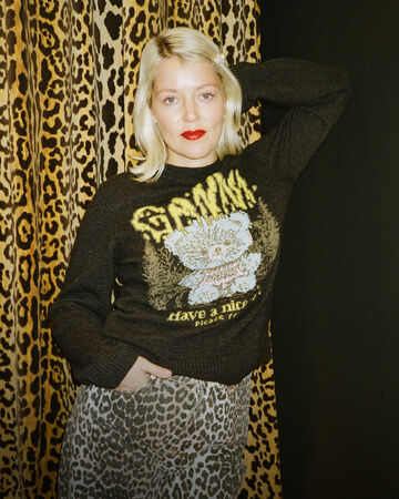 Model long-sleeve t-shirt with teddy and leopard skirt