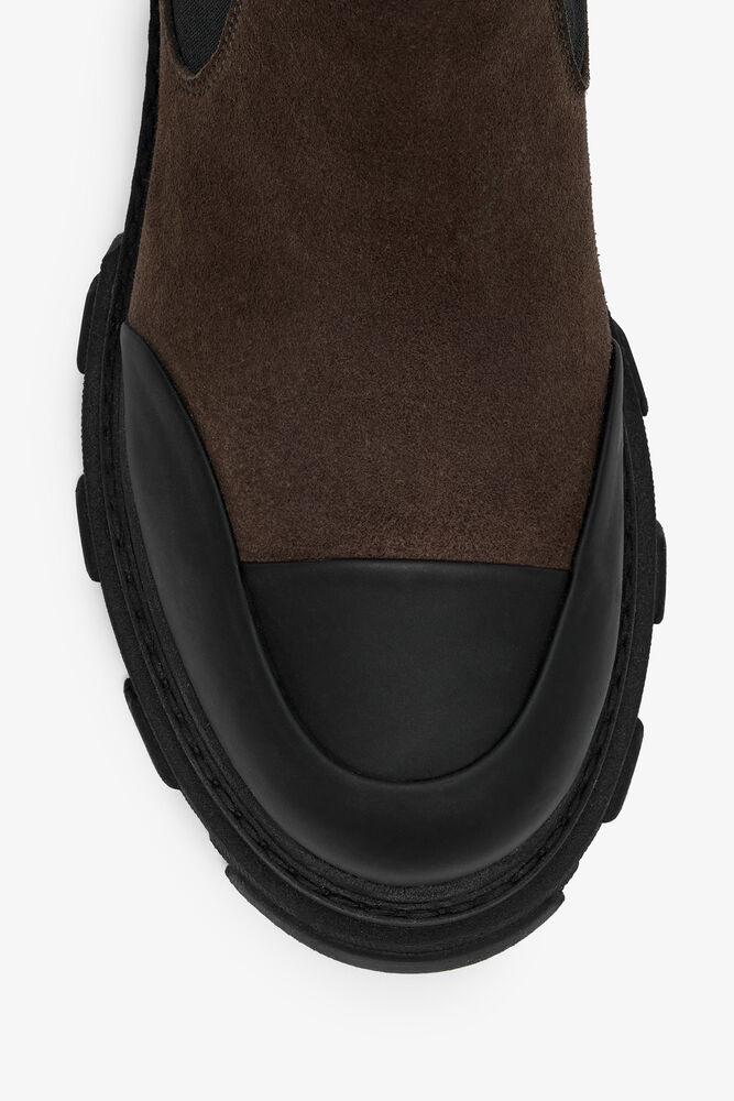 Cleated Low Chelsea Boots in Brown, Chicory Coffee