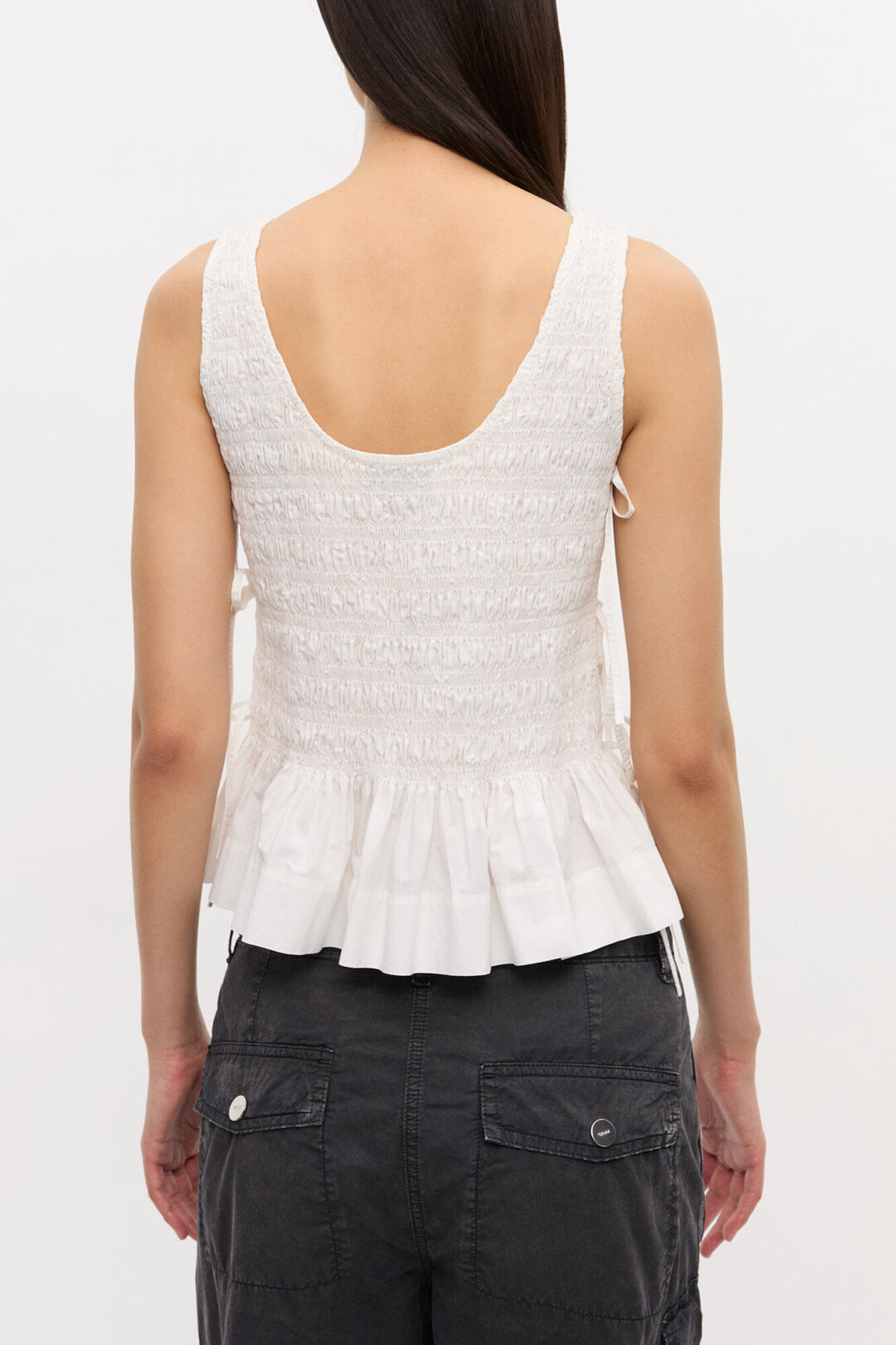 Weißes, gesmocktes Oberteil aus Baumwolle zum Binden, Organic Cotton, in colour Bright White - 3 - GANNI