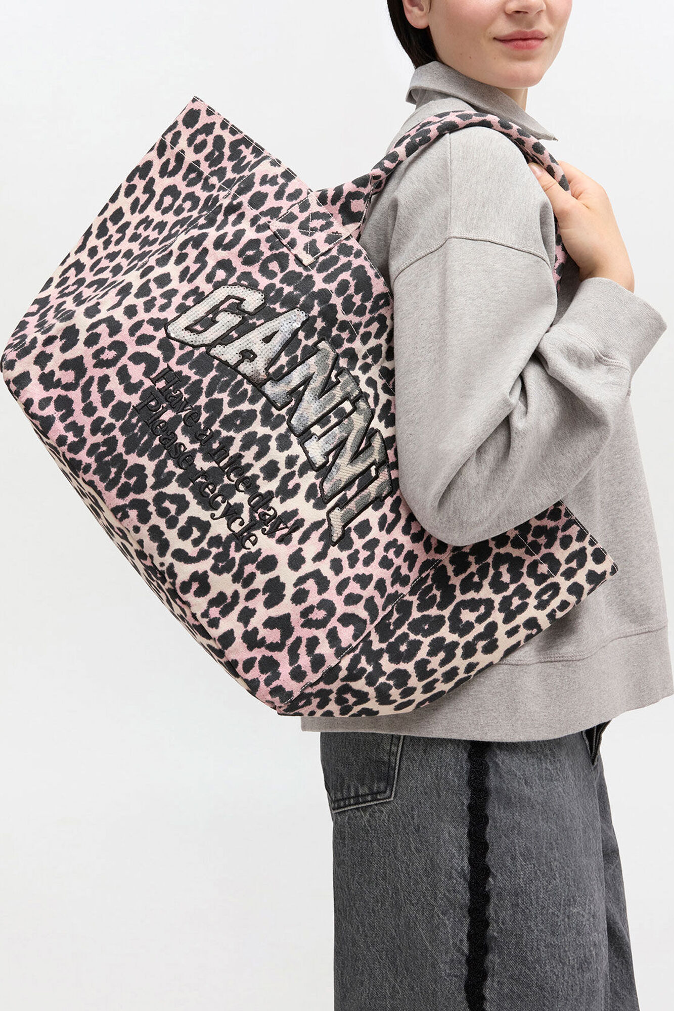 Medium tote taske i leopard, Recycled Cotton, in colour Bleached Mauve - 1 - GANNI