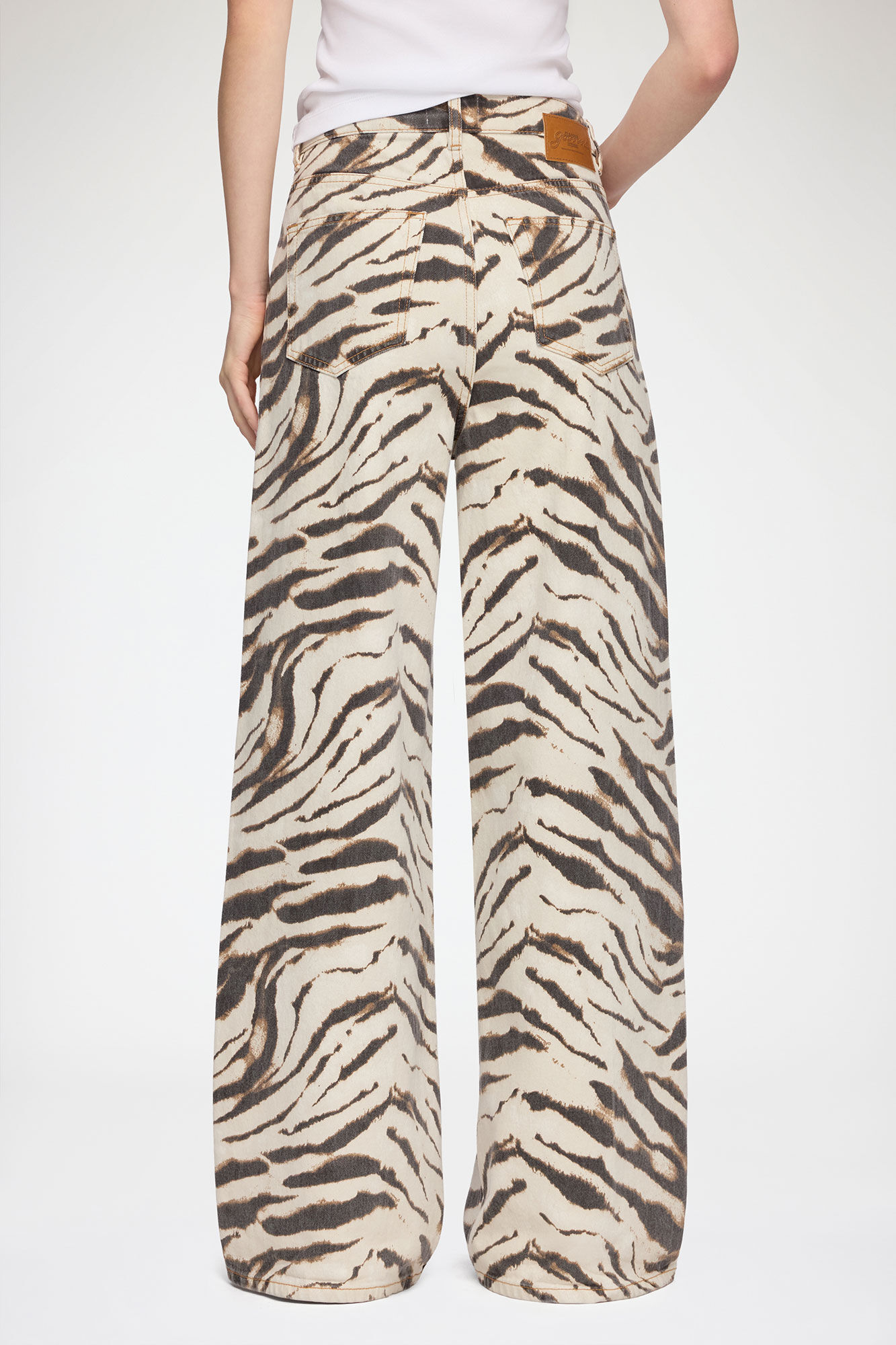 Lari Wide Jeans in Zebra Denim, Organic Cotton, in colour Egret - 3 - GANNI