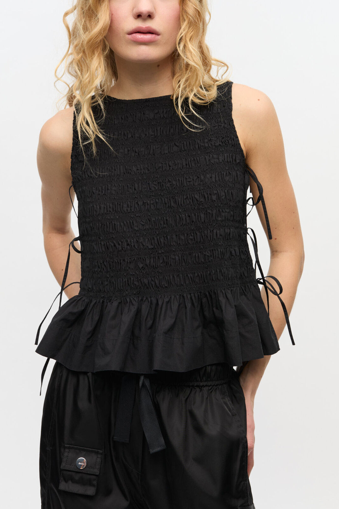 Schwarzes, gesmoktes Oberteil aus Baumwolle zum Binden, Organic Cotton, in colour Black - 1 - GANNI