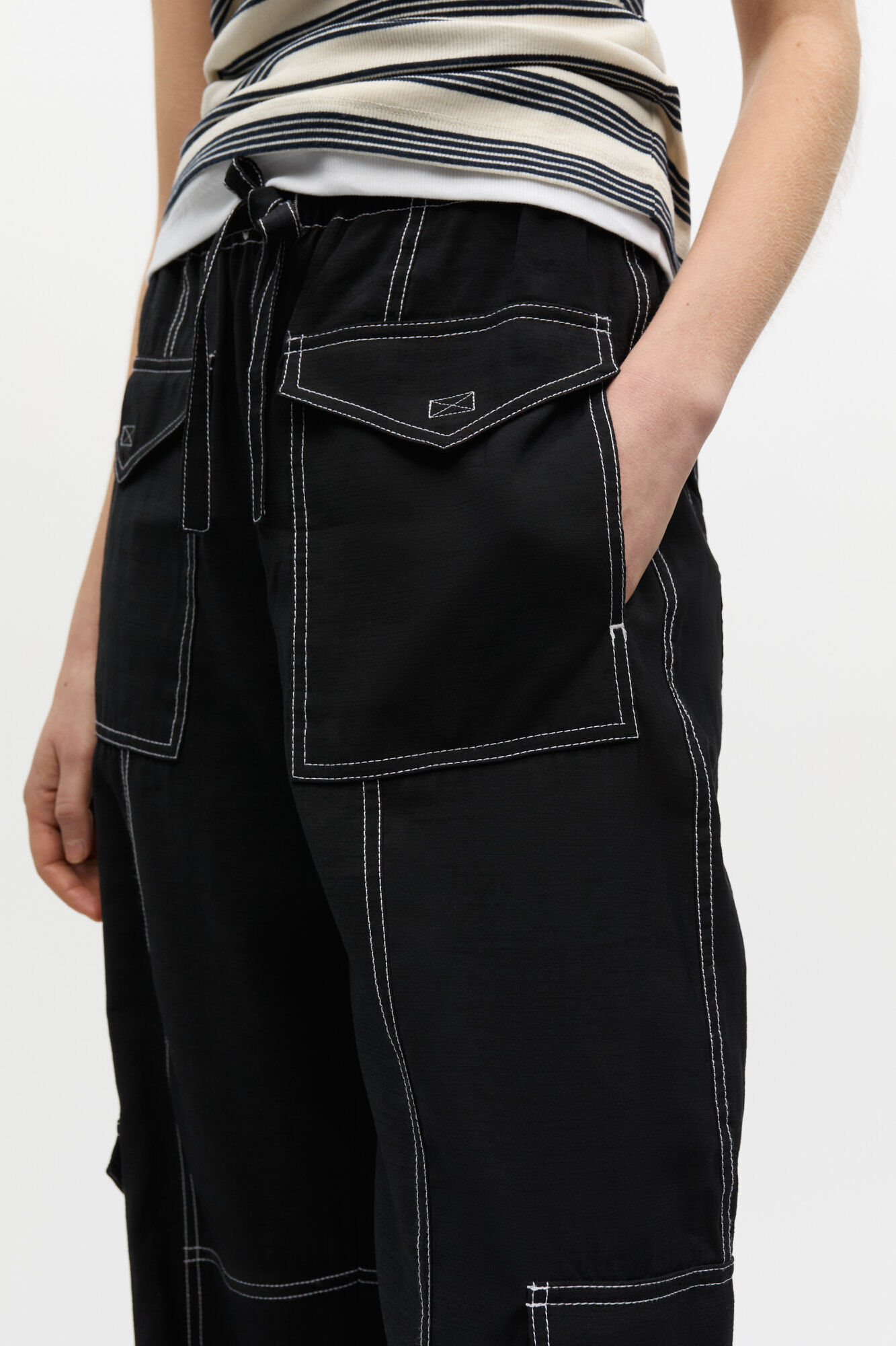 Pantalon à poches en slub léger, LENZING™ ECOVERO™, in colour Black - 3 - GANNI
