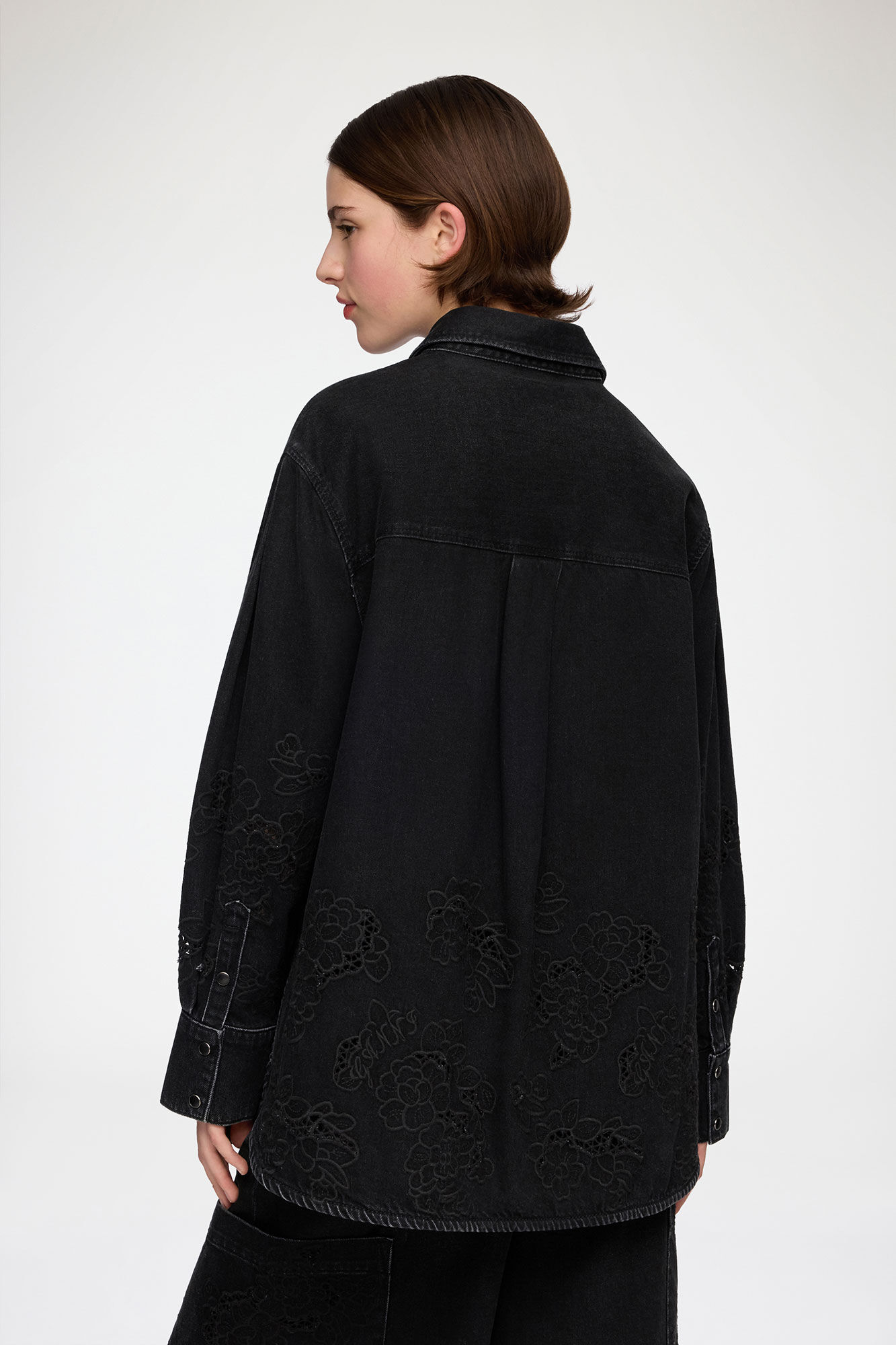 Shirt in Denim Broderie Anglaise, Organic Cotton, in colour Black Washed - 3 - GANNI