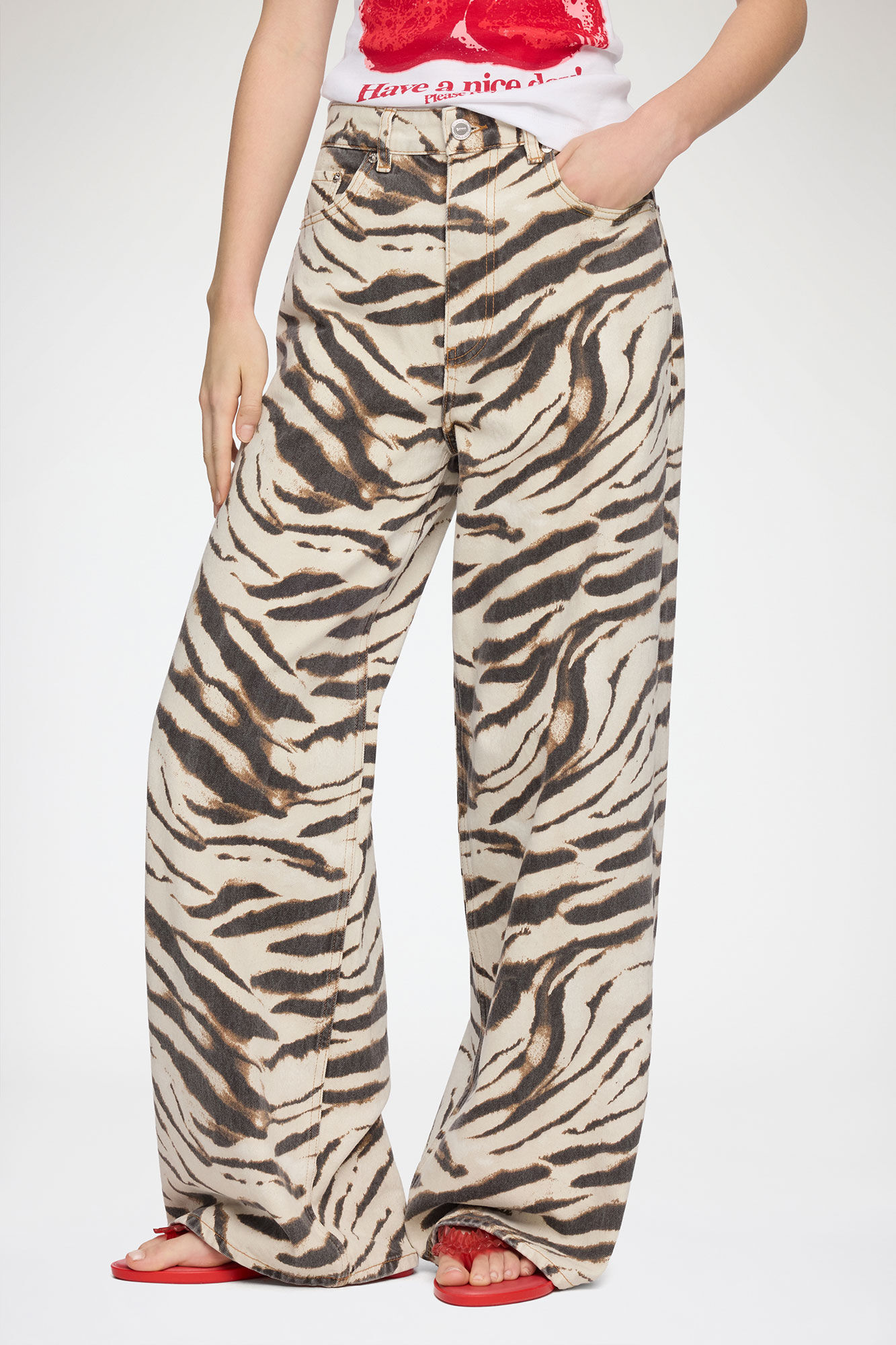 Lari Wide Jeans in Zebra Denim, Organic Cotton, in colour Egret - 2 - GANNI