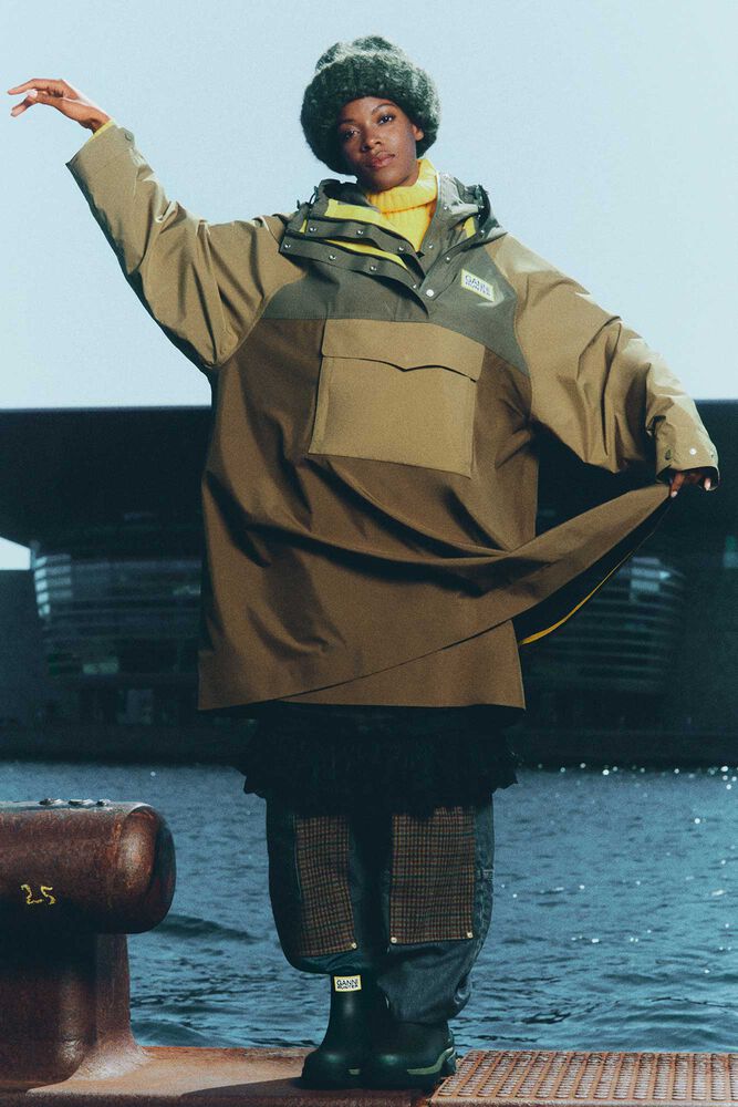 Poncho in 10K Waterproof Shell, Military Olive