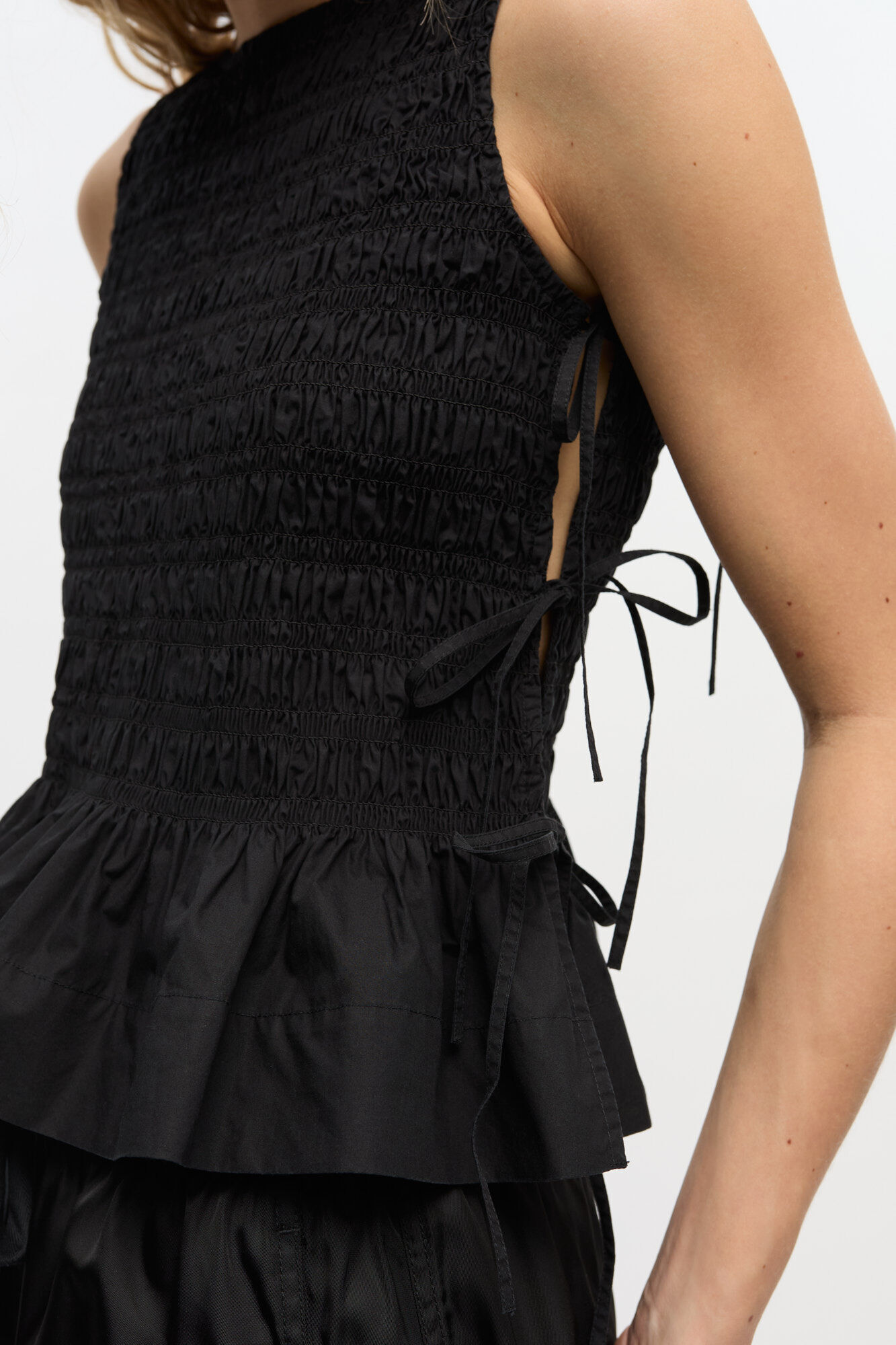 Schwarzes, gesmoktes Oberteil aus Baumwolle zum Binden, Organic Cotton, in colour Black - 3 - GANNI