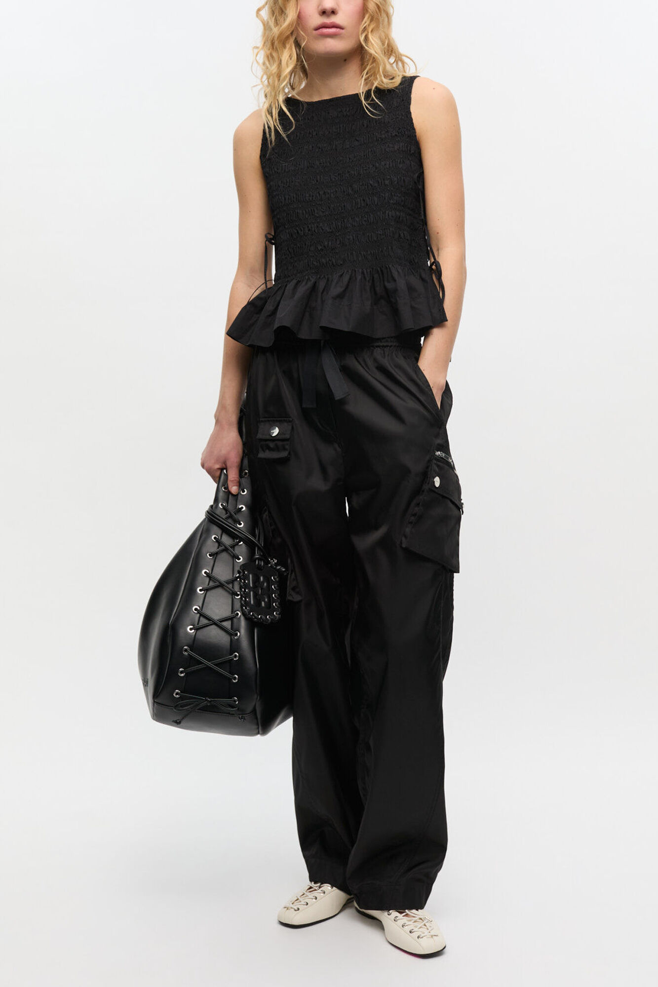 Schwarzes, gesmoktes Oberteil aus Baumwolle zum Binden, Organic Cotton, in colour Black - 2 - GANNI